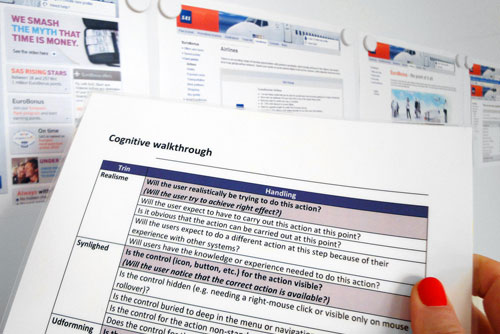 Spørgsmål fra en tjekliste sammenlignes med udskrifter af skærmbilleder fra et website.